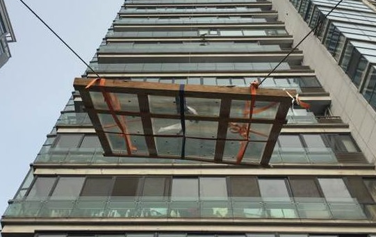 吊裝帶在高層陽臺玻璃吊運中的使用