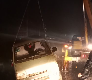 吊裝帶救援雨后事故面包車