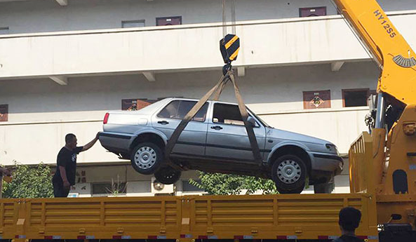 受困車輛成功脫困