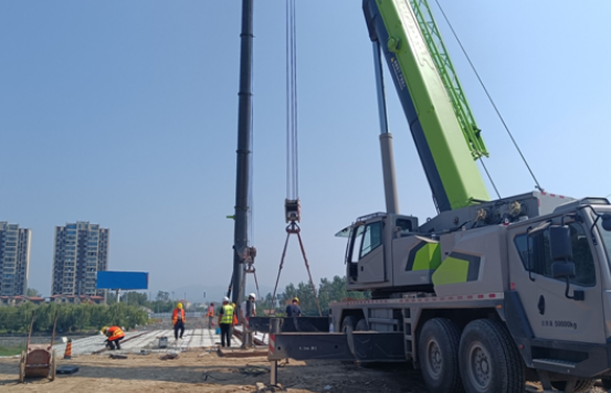 應(yīng)山河大橋吊裝現(xiàn)場(chǎng)