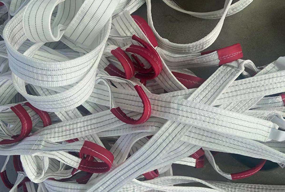 成華白色扁平吊裝帶生產(chǎn)車間一角