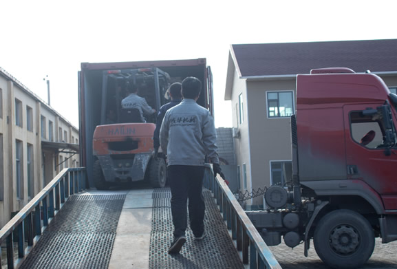 成華機(jī)械貨物裝車專車物流發(fā)送現(xiàn)場